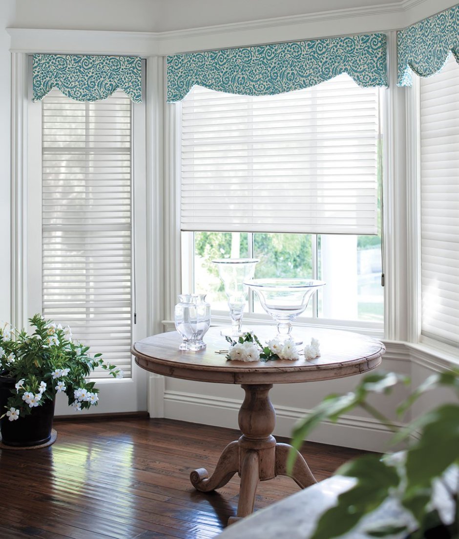 Римские шторы в эркере