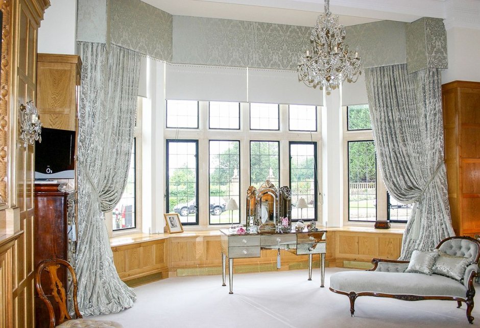 Шторы для эркера в гостиной из 3 окон