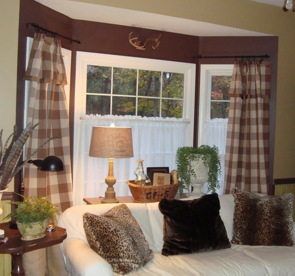 Эркер с коричневыми окнами в интерьере