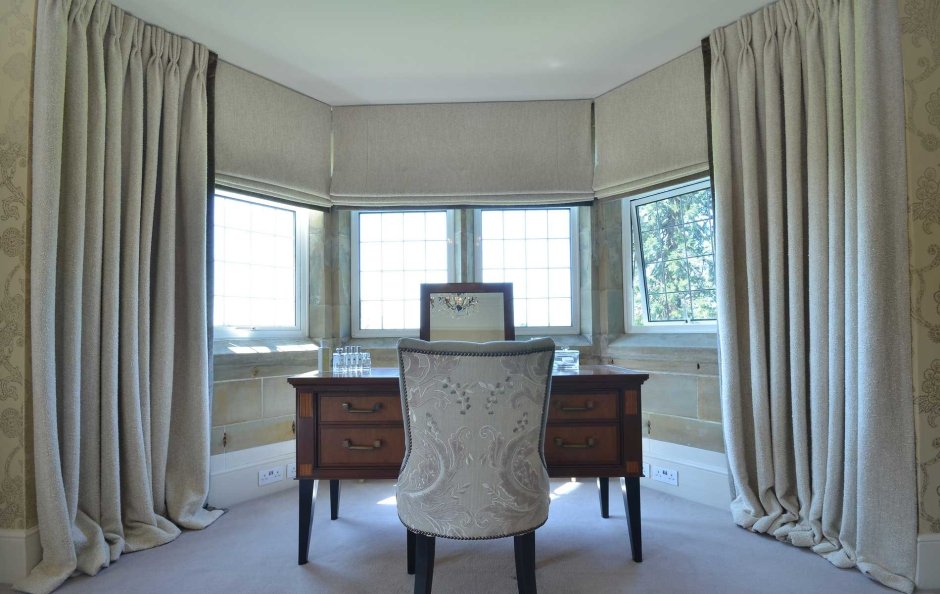 Римские шторы в эркере