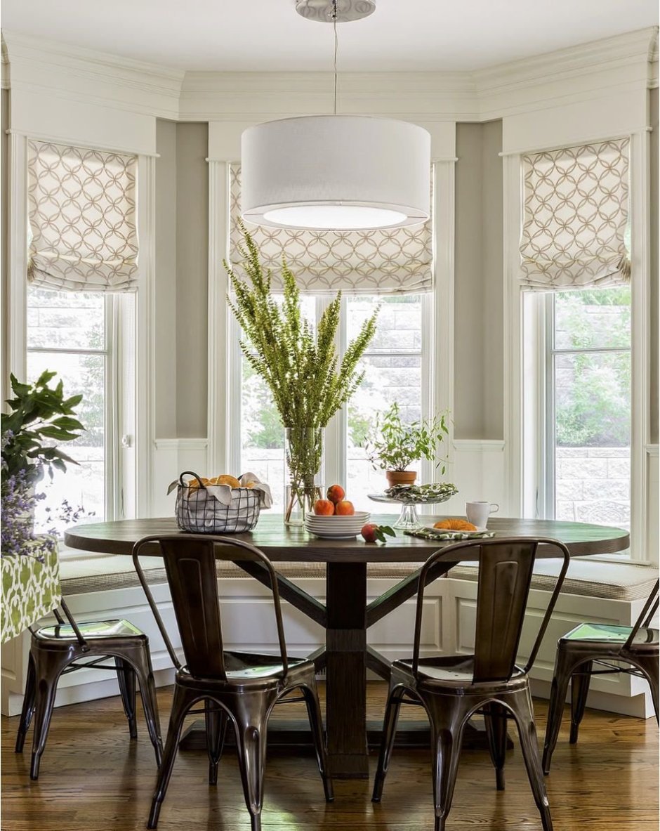 Римские шторы в эркере