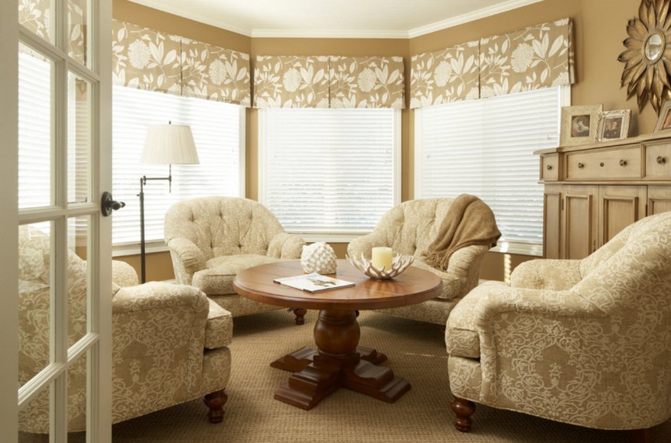 Шторы в эркер в бежевых тонах