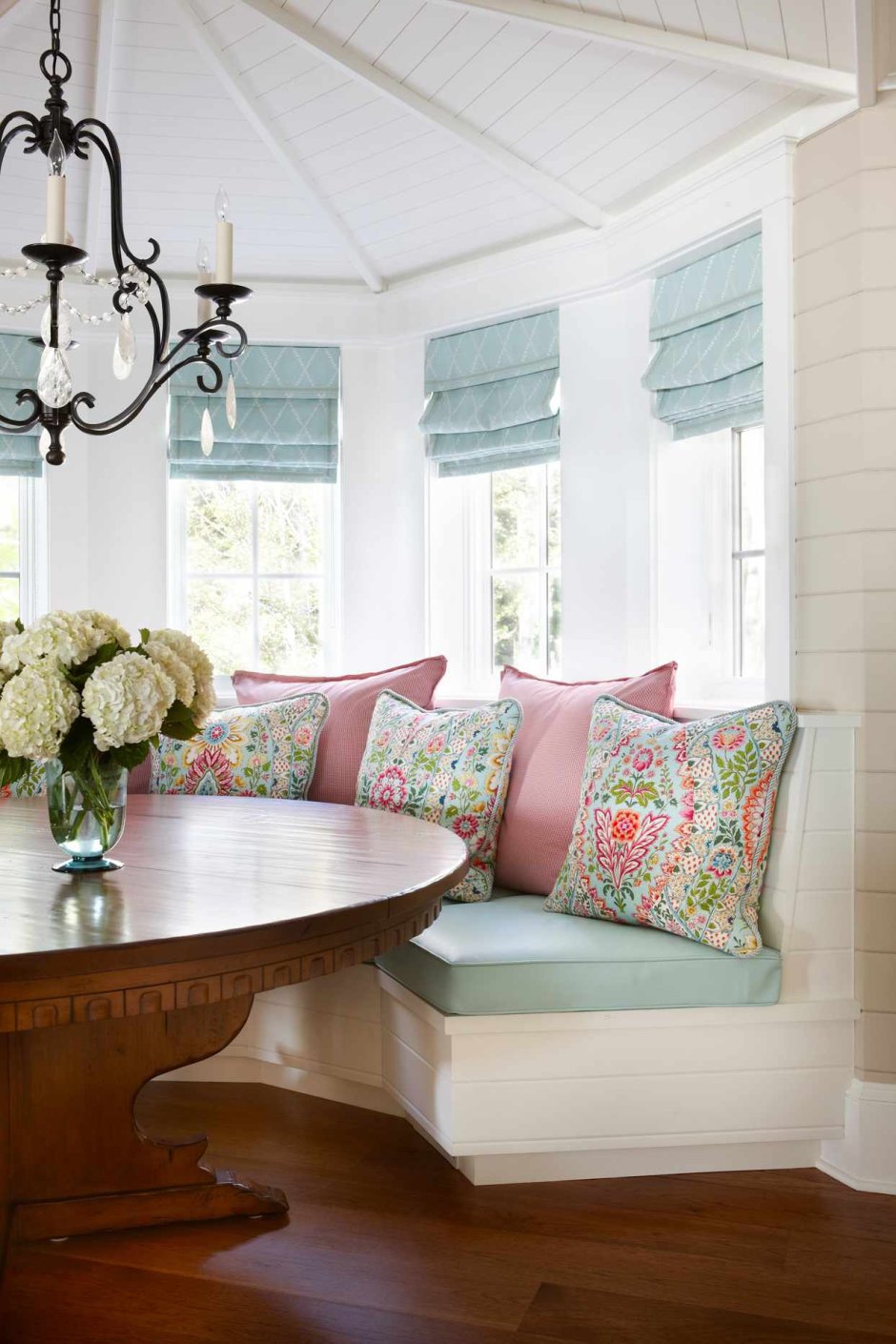 Римские шторы в эркере