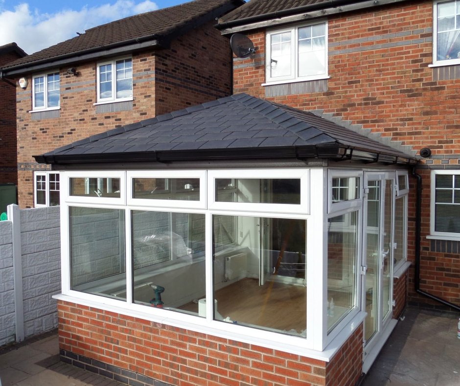 Застекленная терраса к кирпичному дому