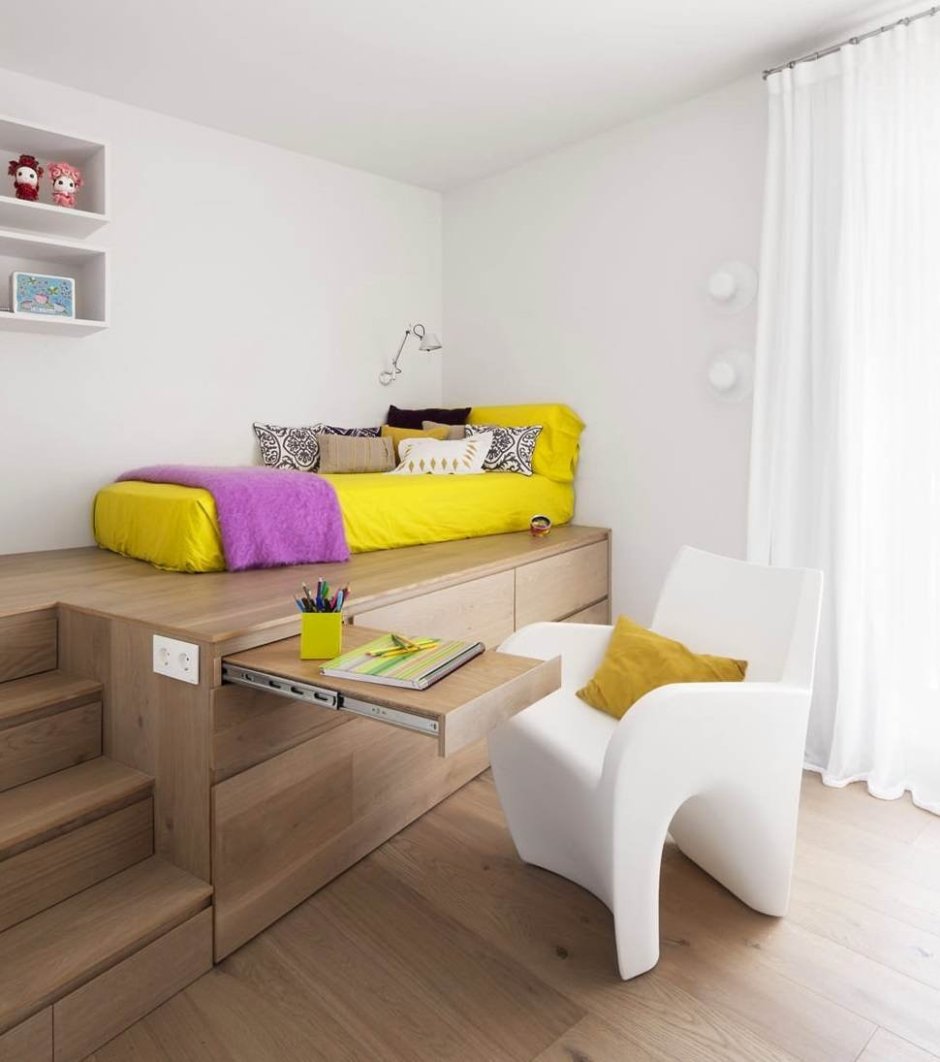 Подиум у окна в интерьере