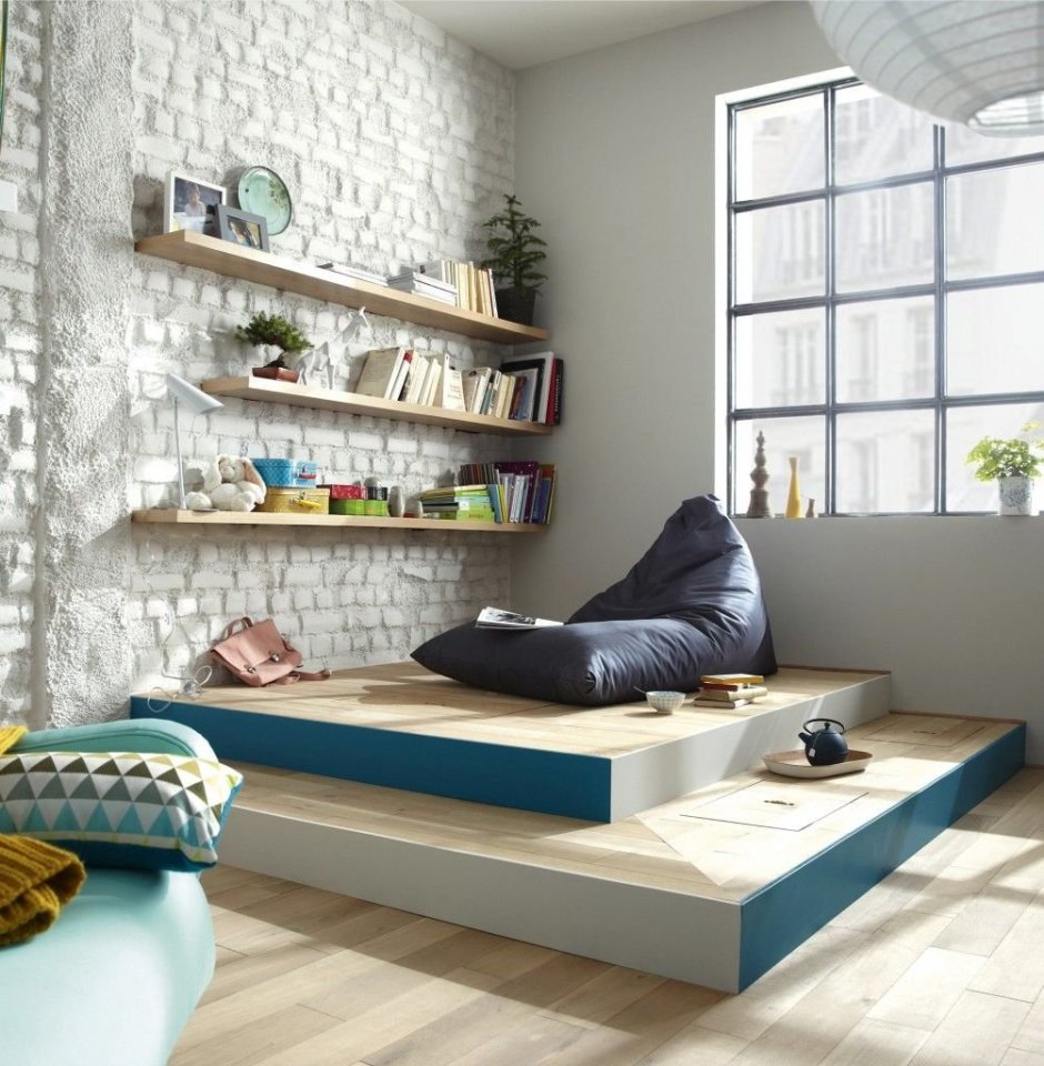 Кровать на подиуме в интерьере