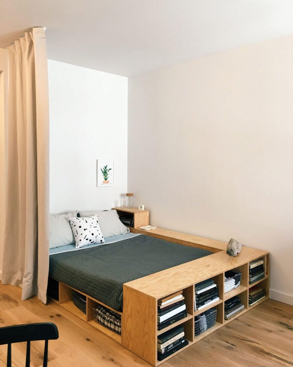 Кровать на подиуме в интерьере