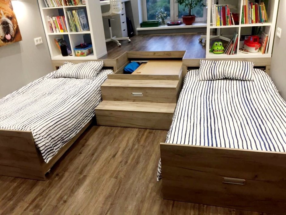 Кровать у окна