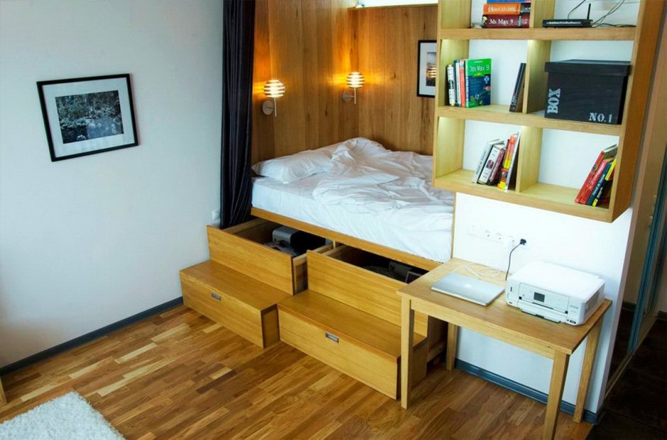 Кровать на подиуме в интерьере