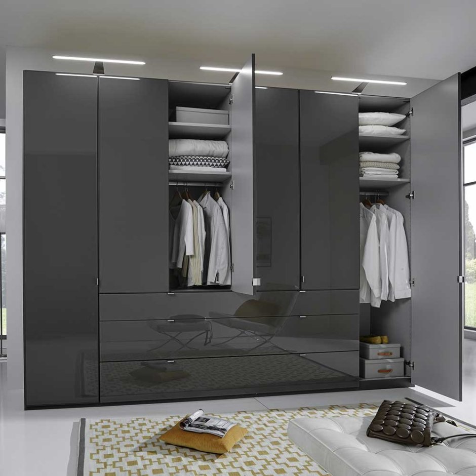 Серый шкаф в спальне