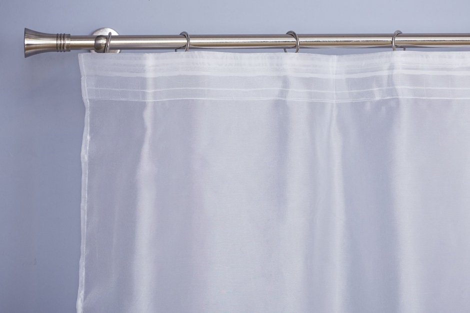 Тюль на металлическом карнизе