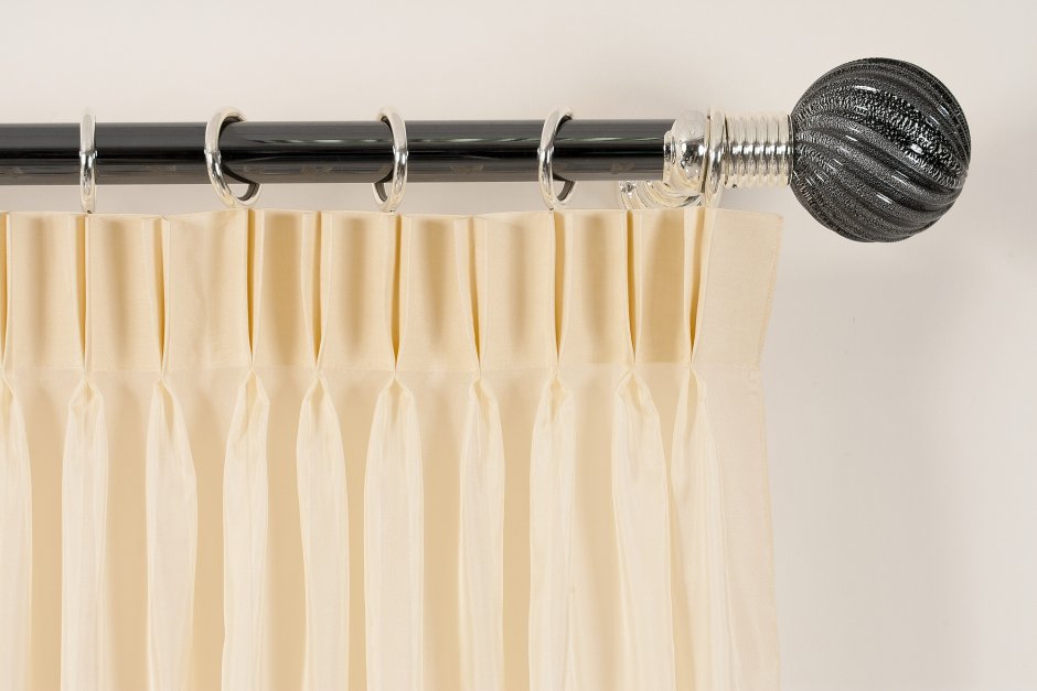 Настенная гардина с натяжным потолком