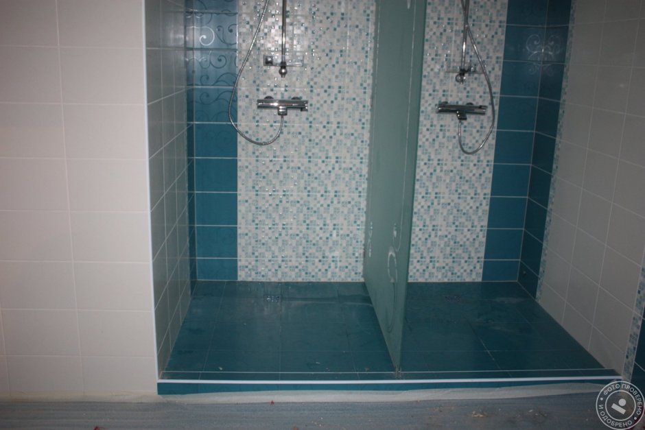 Душевая кабина на подиуме из плитки