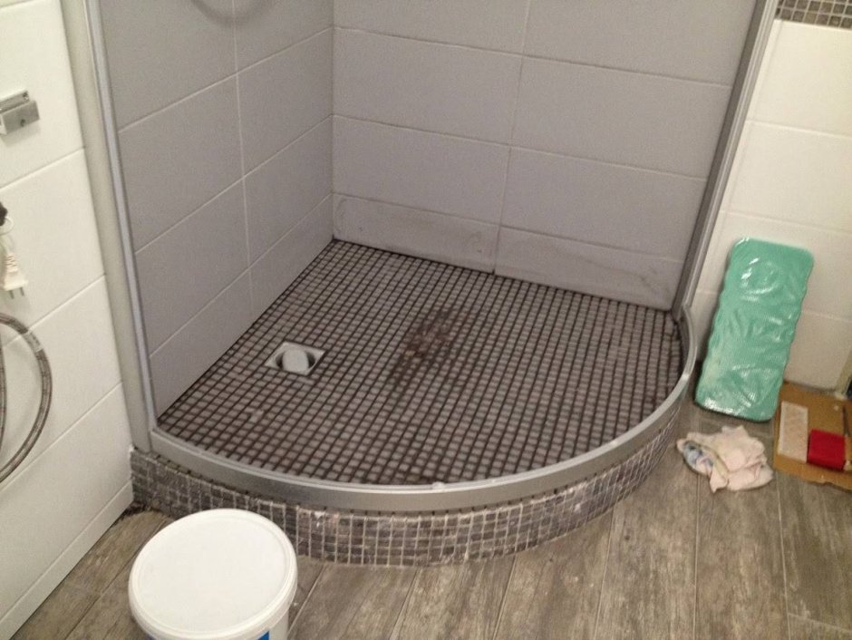 Душевой поддон из плитки полукруглый