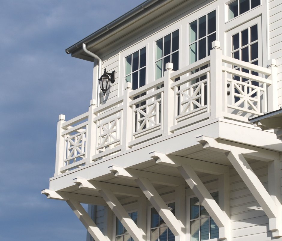 Ограждение балкона из дерева