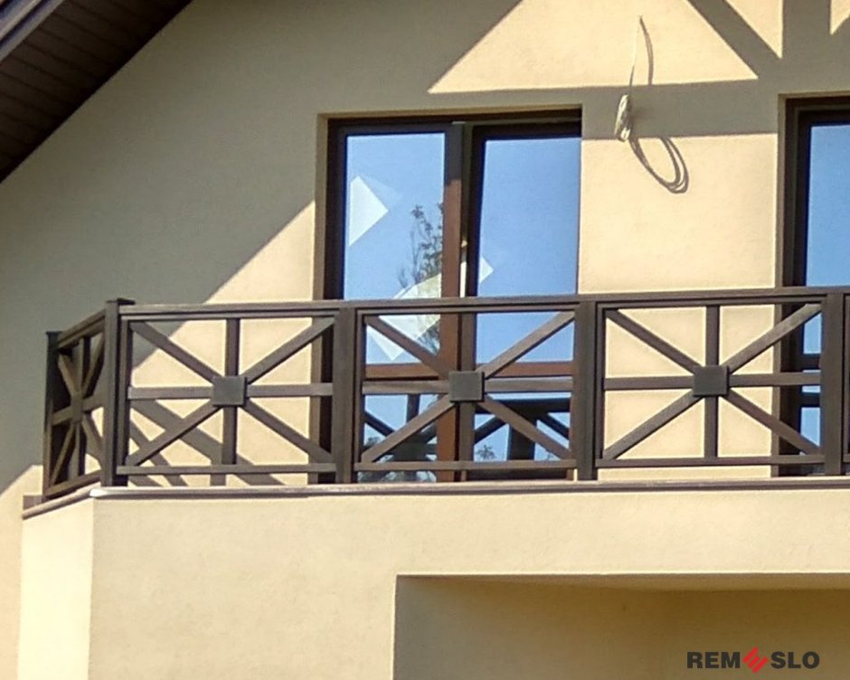 Ограждение балкона из дерева