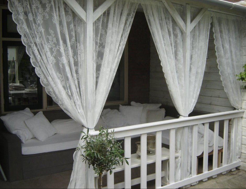 Беседка с белой тюлью