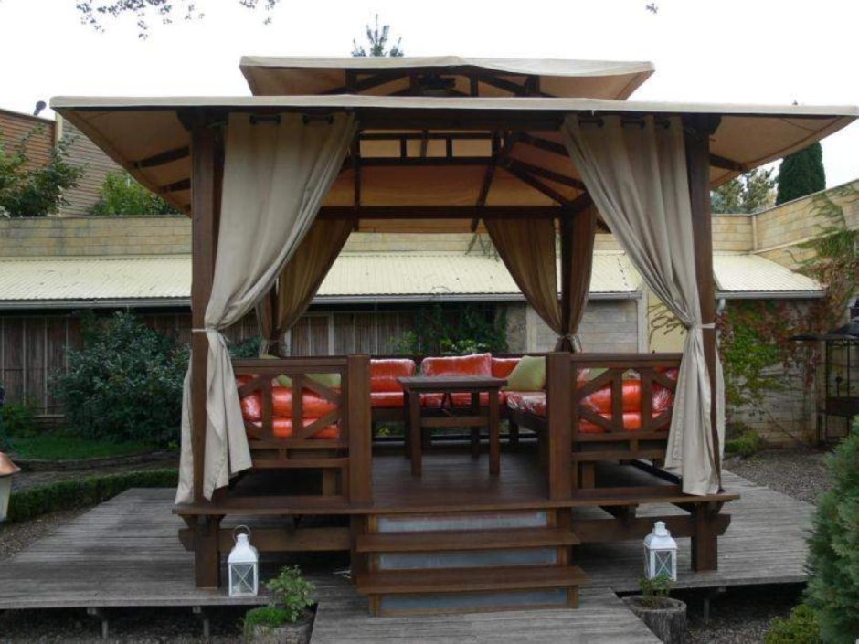 Деревянная беседка со шторами