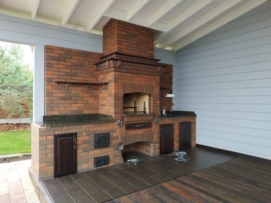 Каменщик выложить барбекю