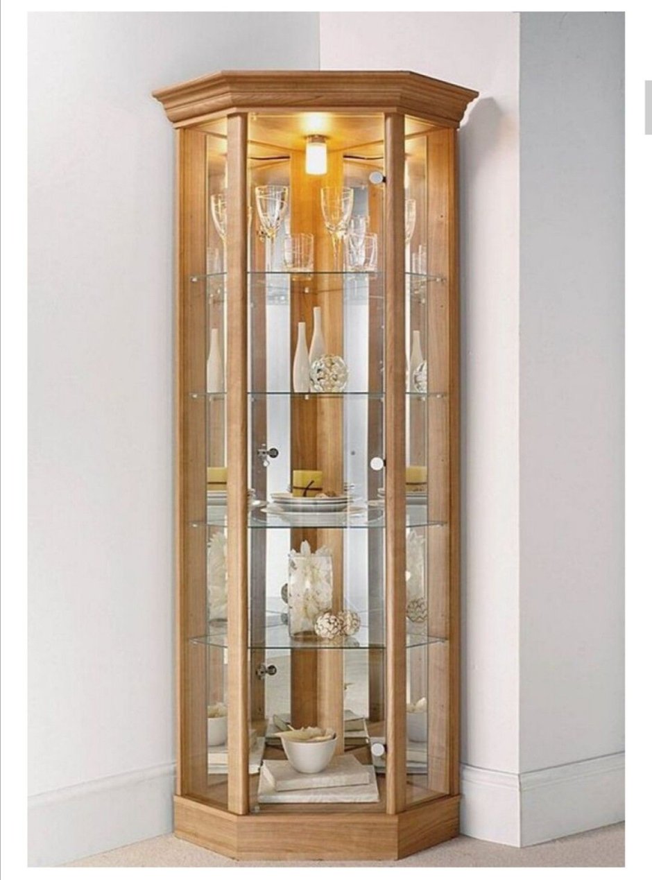 Угловой стеклянный шкаф для посуды