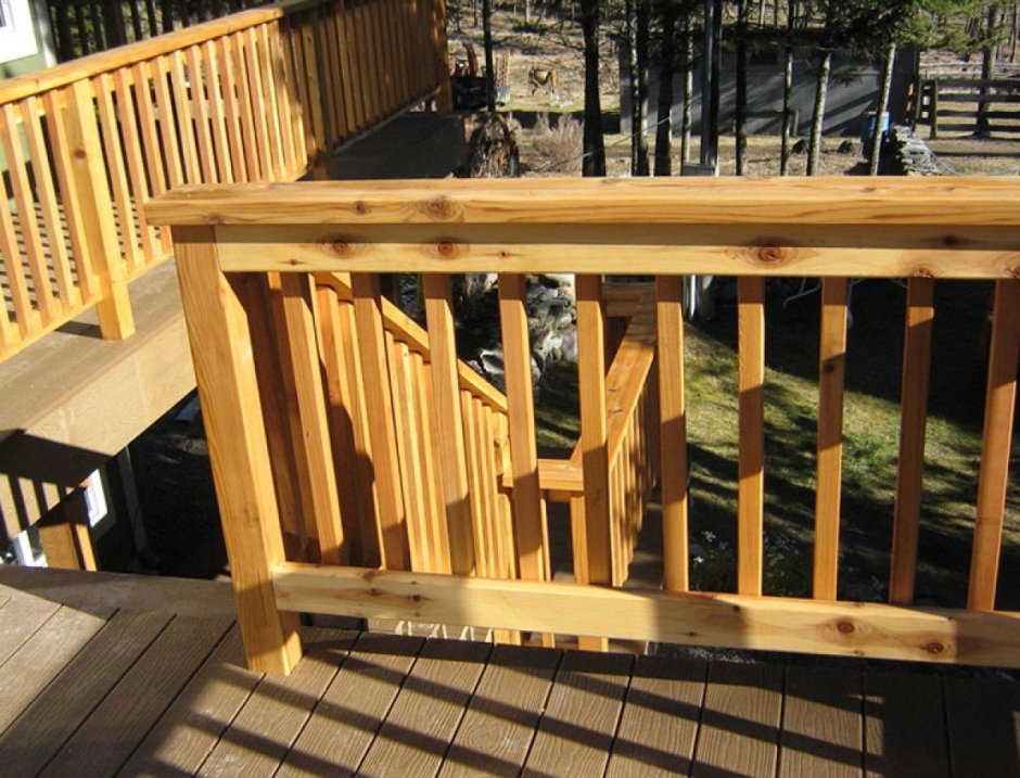 Деревянный переплет перила на веранде