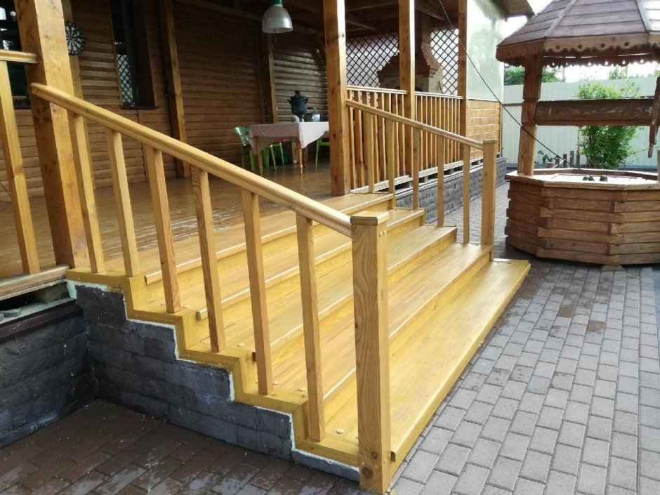 Деревянное ограждение крыльца