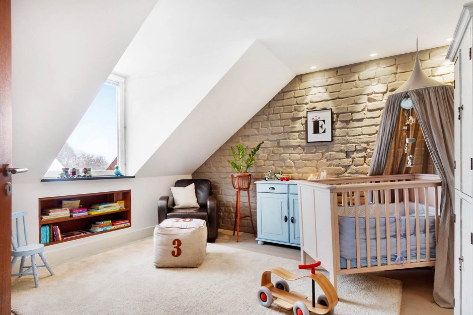 Интерьер детской комнаты на мансарде