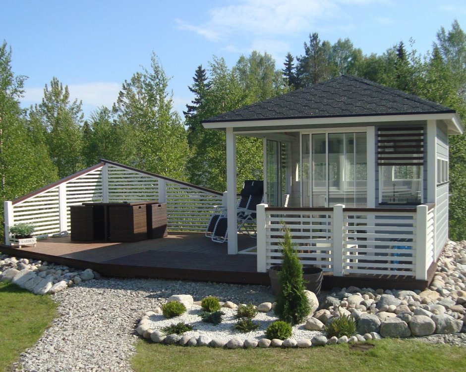 Беседка с двухуровневой крышей