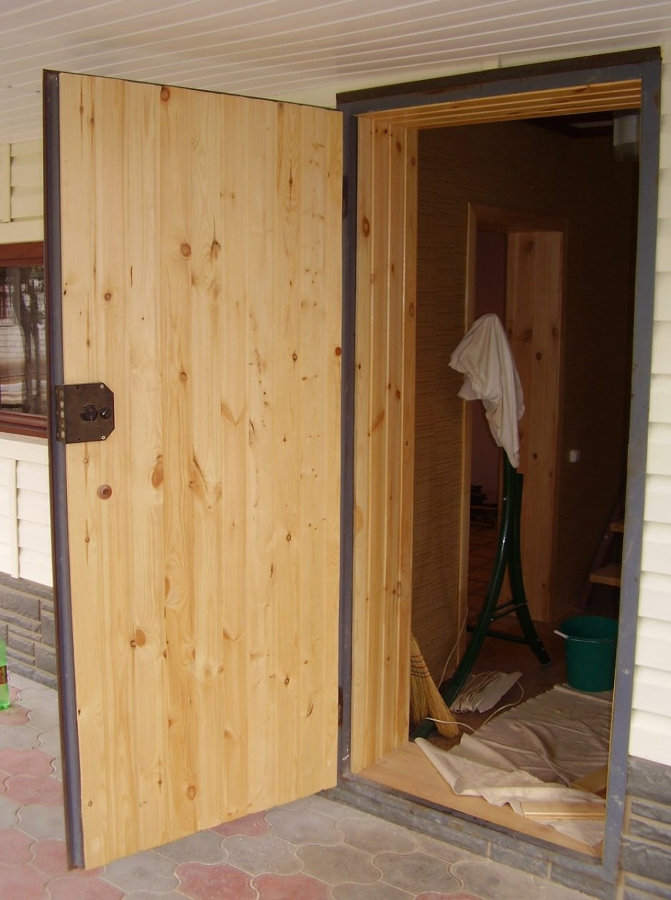 Обшить железную дверь вагонкой