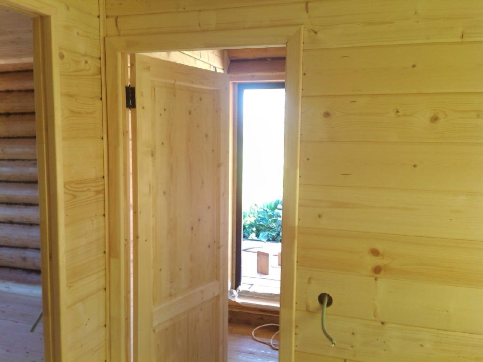 Дверь обшитая имитацией бруса