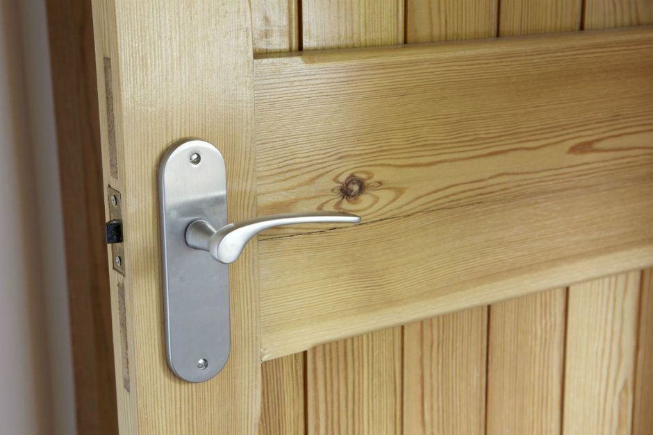 Деревянная дверь с металлической планкой