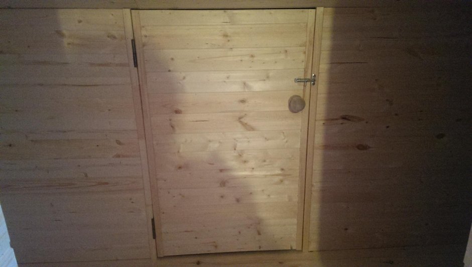 Деревянная дверь в сарай