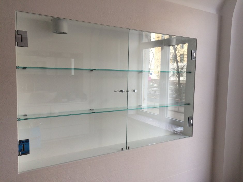 Прозрачная табличка на дистанционных держателях