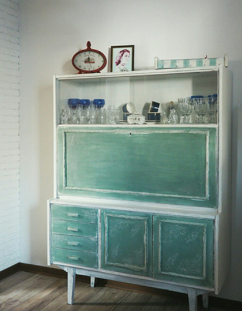 Старый полированный шкаф