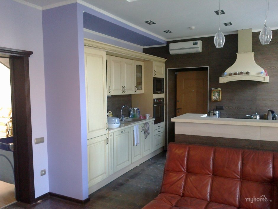 Кухня под потолок с плинтусом