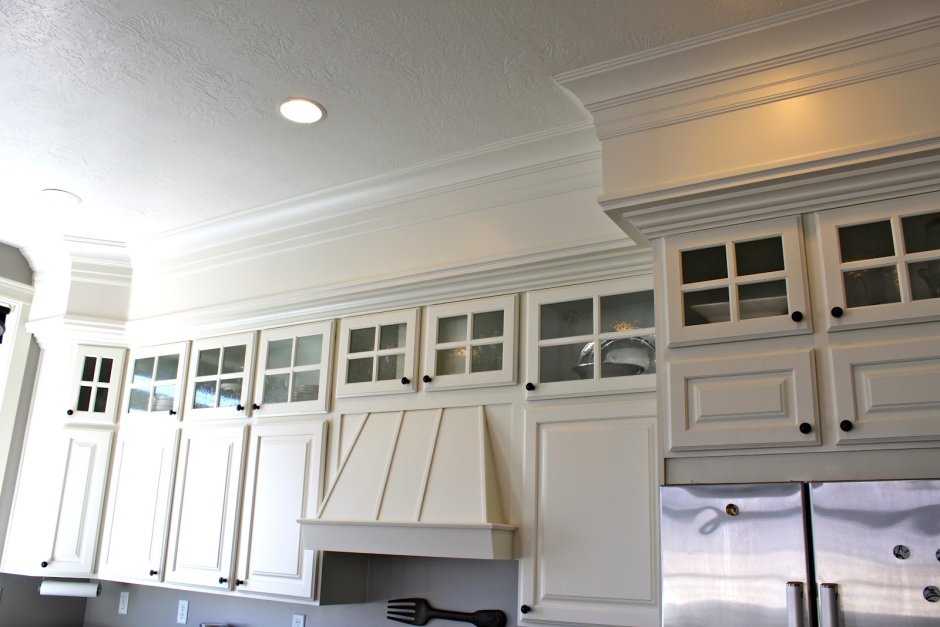 Короб на потолке на кухне