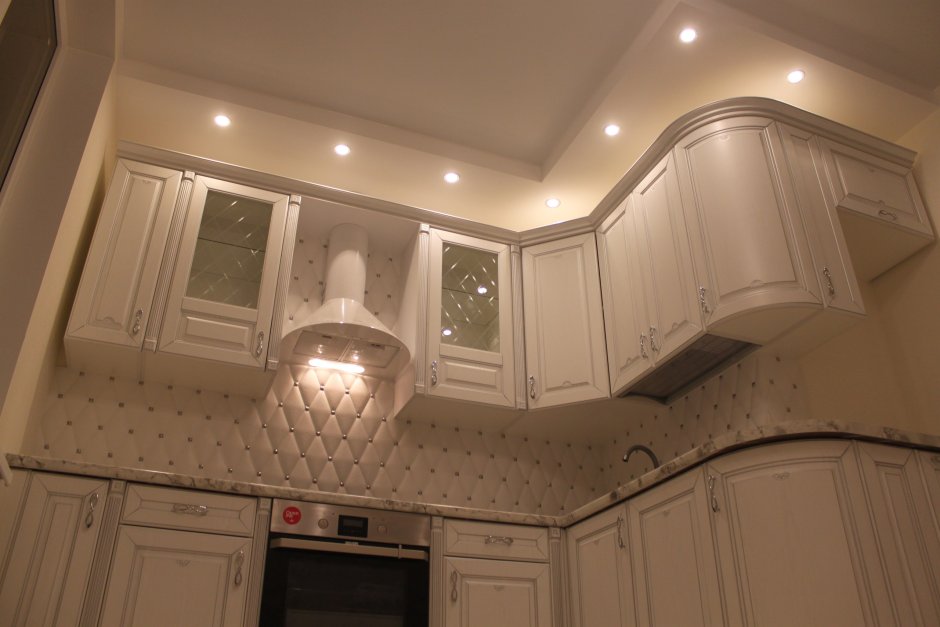 Потолок из гипсокартона над кухонным
