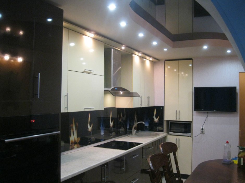 Гипсокартонный короб над шкафами