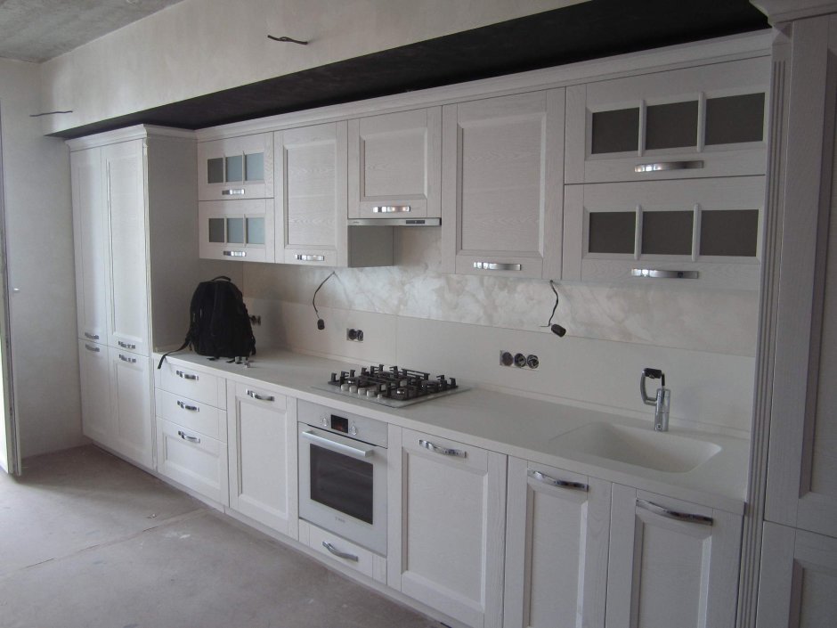 Потолок над кухонным гарнитуром