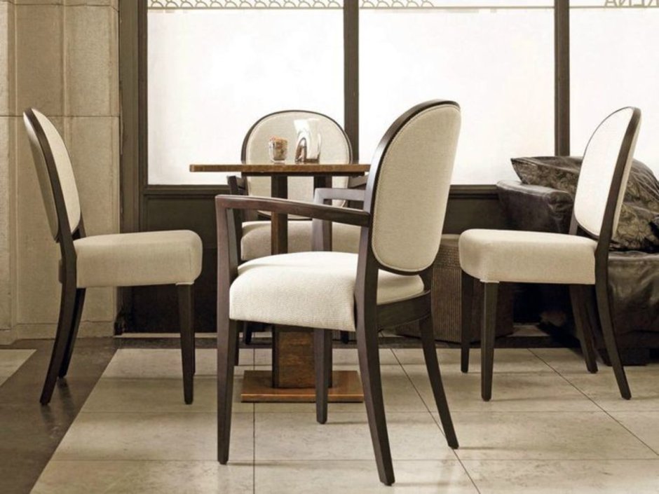 Красивые и современные стулья в гостиной