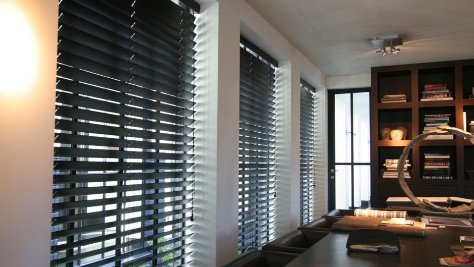 Черные горизонтальные жалюзи в интерьере