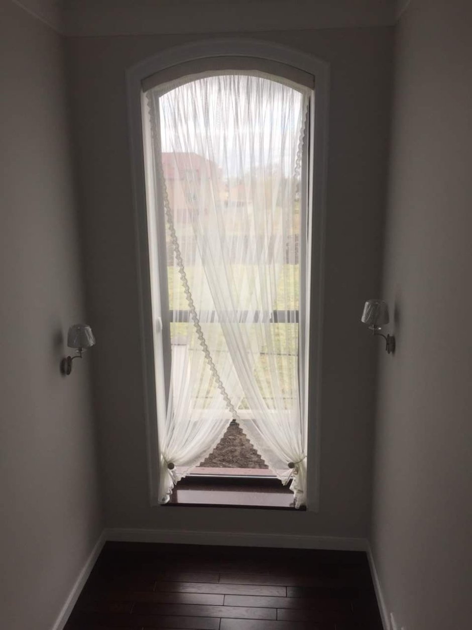 Шторы на высокое окно в лестничном