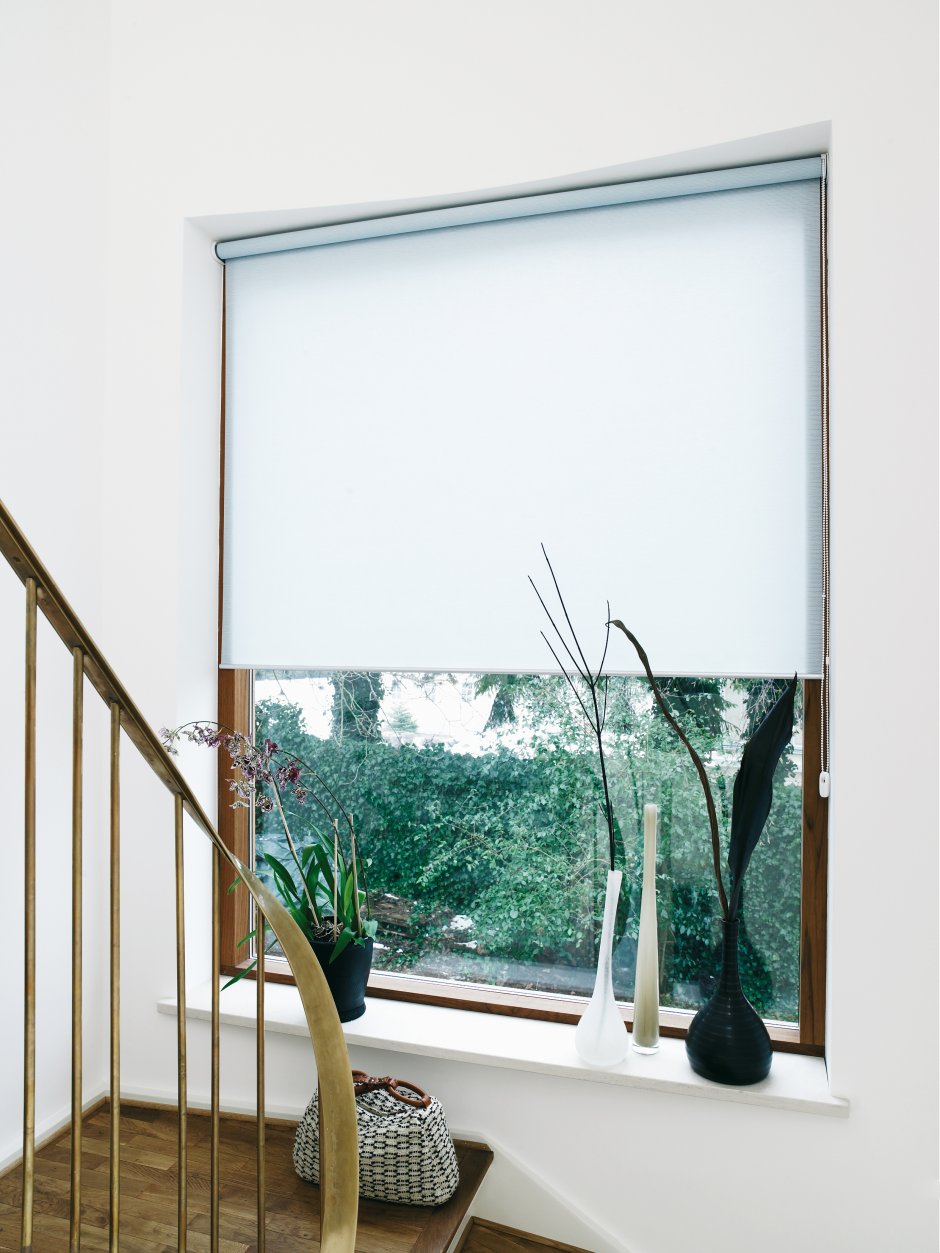 Рулонные шторы на межлесничное окно