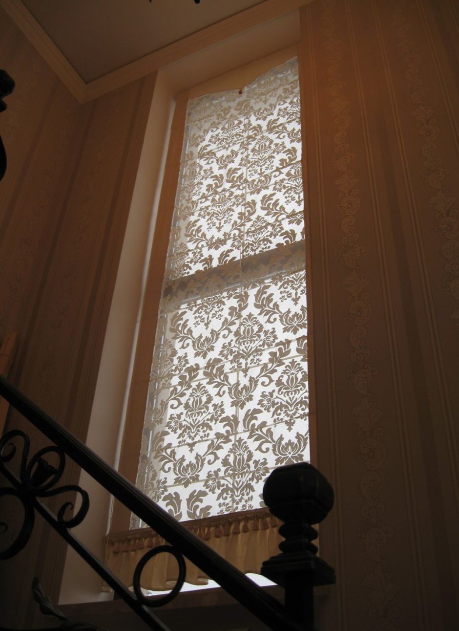 Рулонные шторы на лестничном окне