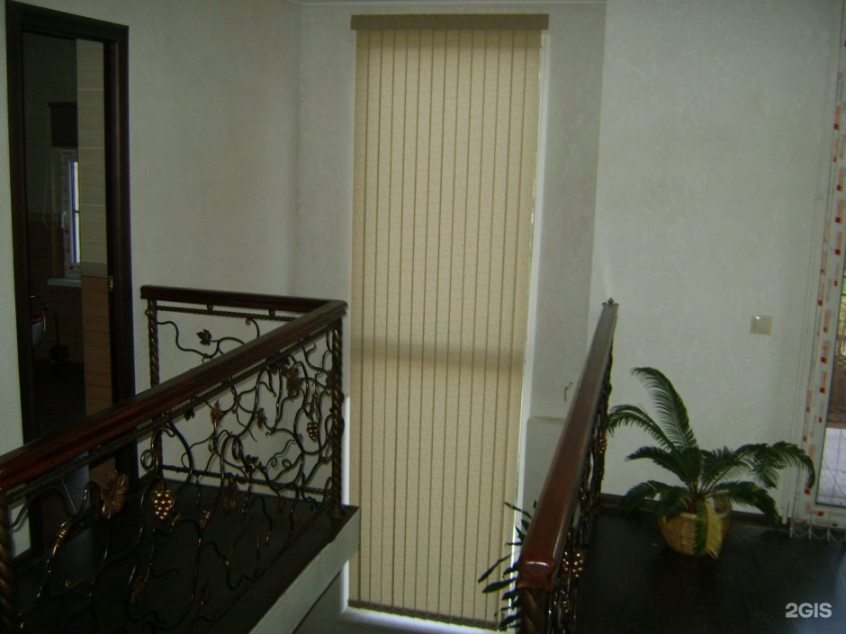 Вертикальные жалюзи на лестничной проем