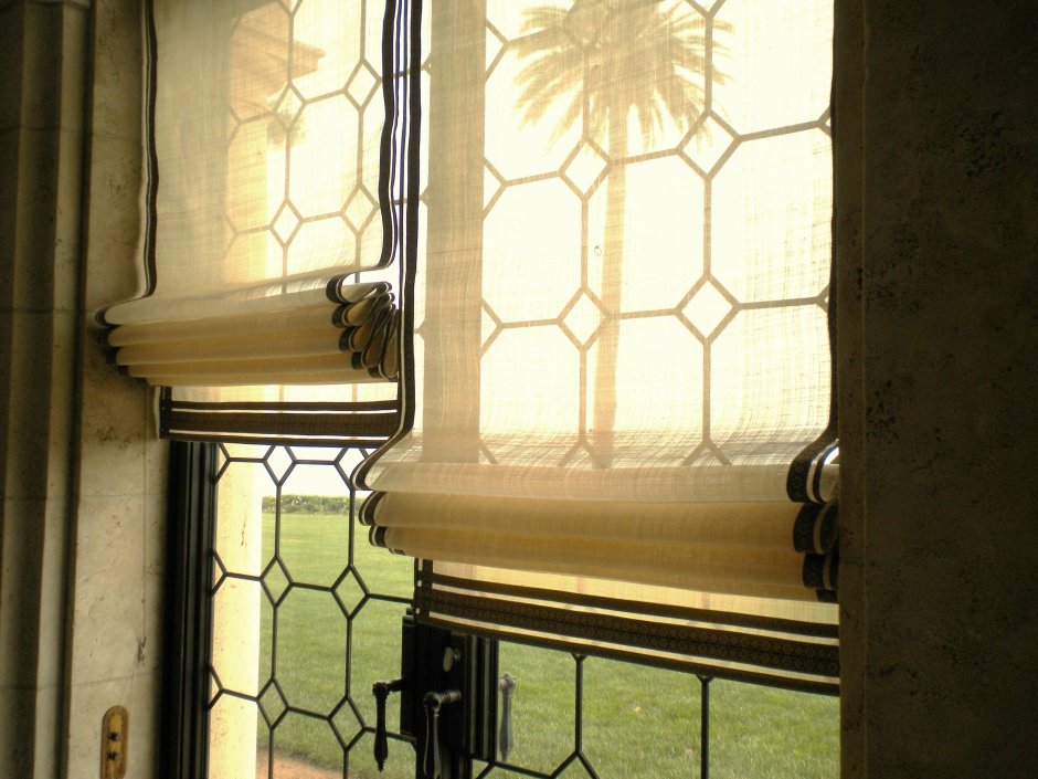 Римские шторы на межлестничное окно