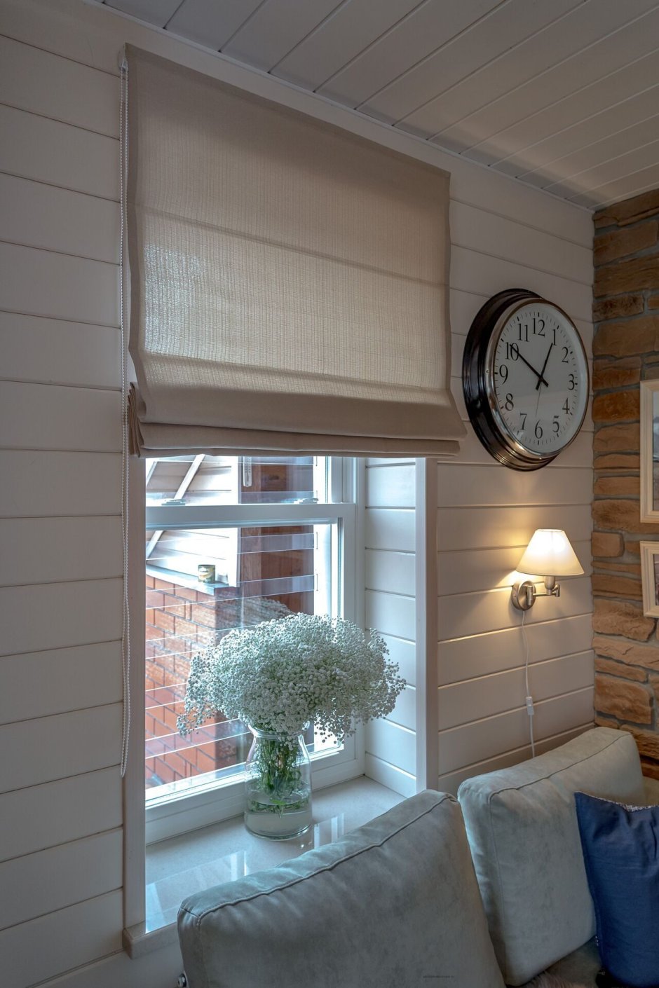 Римская штора на лестничное окно