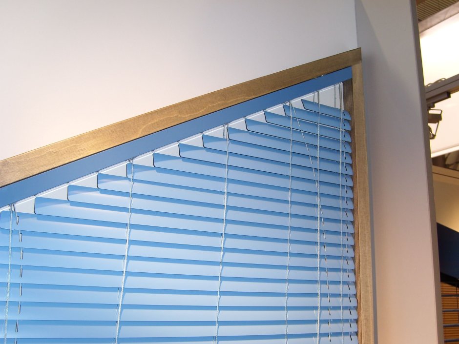 Горизонтальные жалюзи на треугольные окна