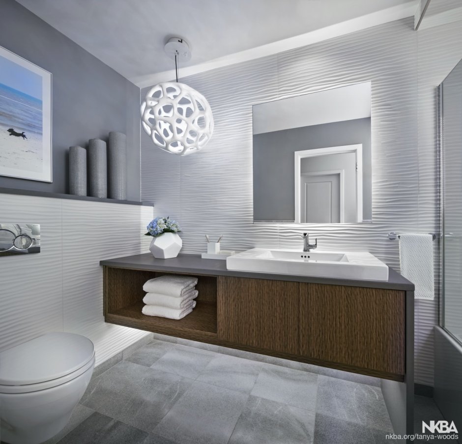 Ванная в серых тонах с деревом