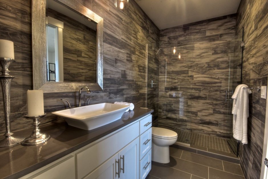 Ванная с плиткой под дерево и камень